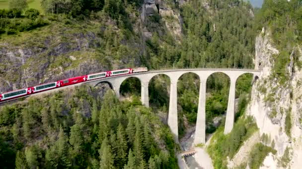 Glacier Express trem no viaduto Landwasser nos Alpes Suíços — Vídeo de Stock