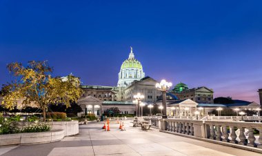Pennsylvania Eyalet Meclisi, Harrisburg, Pennsylvania, ABD. Bu tarihi Beaux-Arts simgesi mavi saatte gökyüzüne karşı aydınlanır.
