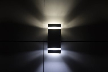 Bir gece sokak lambası illuminative bir wal