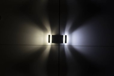 Bir gece sokak lambası illuminative bir wal