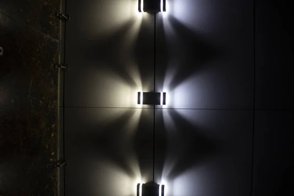 Ночные Фонари Освещают Стену — стоковое фото