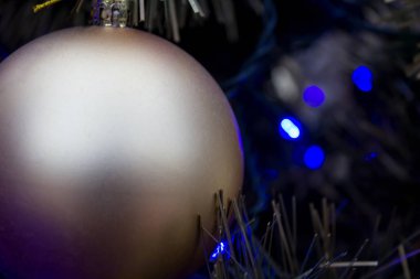 Noel ağacı bir arka plan üzerinde yeni yıl dekoratif topu