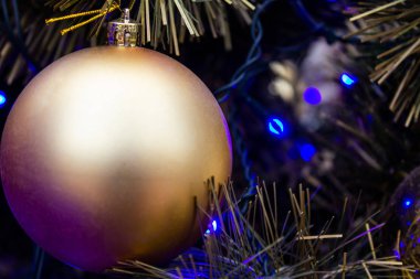 Noel ağacı bir arka plan üzerinde yeni yıl dekoratif topu