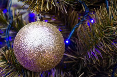 Noel ağacı bir arka plan üzerinde yeni yıl dekoratif topu