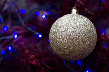 Noel ağacı bir arka plan üzerinde yeni yıl dekoratif topu