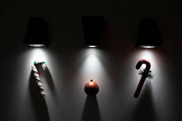 Рождественские Декоративные Украшения Освещаются Снизу Сверху Лампами Заднем Плане — стоковое фото