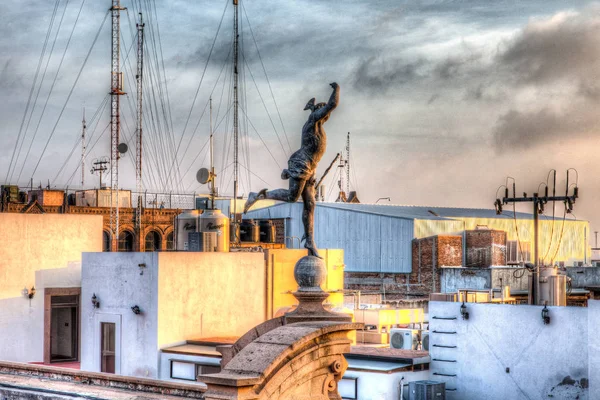 Άγαλμα Πάνω Από Κτίριο Στο Λας Plaza Armas — Φωτογραφία Αρχείου