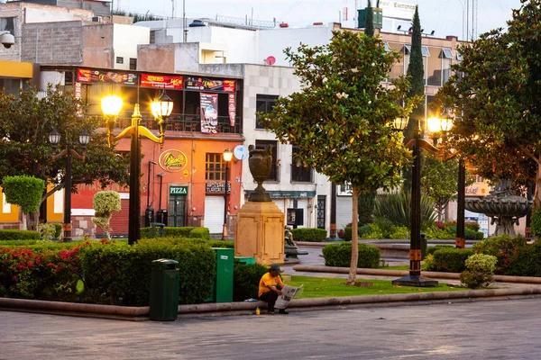 Periódico de madrugada en el parque — Foto de Stock