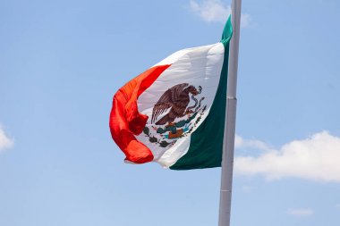 Rüzgar içinde uçan Meksika bayrağı.