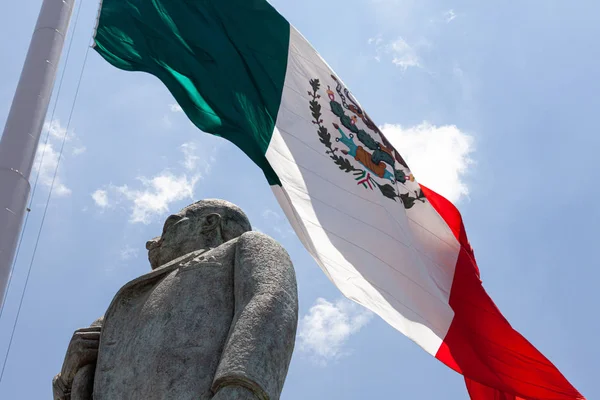 Standbeeld Van Manuel Jose Othon Mexicaanse Vlag — Stockfoto