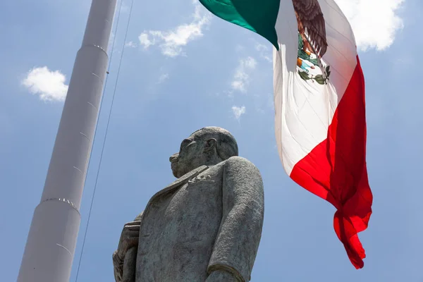 Standbeeld Van Manuel Jose Othon Mexicaanse Vlag — Stockfoto