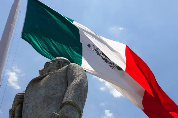 マヌエル オトン像とメキシコ国旗 — ストック写真