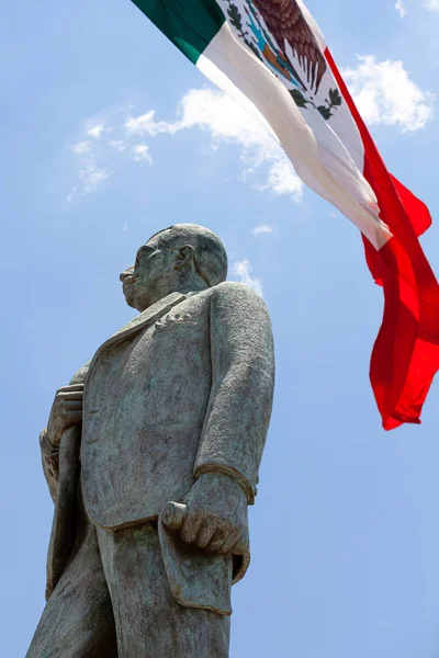 Άγαλμα Του Μανουέλ Χοσέ Όθων Και Της Μεξικάνικης Σημαίας — Φωτογραφία Αρχείου