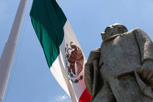 マヌエル オトン像とメキシコ国旗 — ストック写真