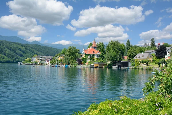 昨日の村は湖 オーストリアのケルンテン州を参照してください — ストック写真