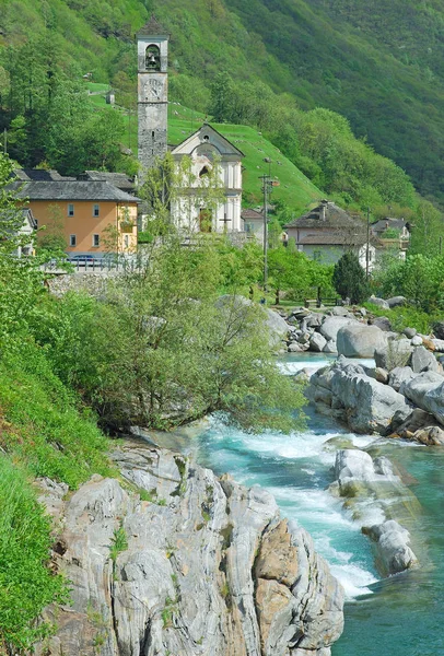 Village Lavertezzo Valle Verzasca Verzasca River Ticino Canton Switzerland — стоковое фото