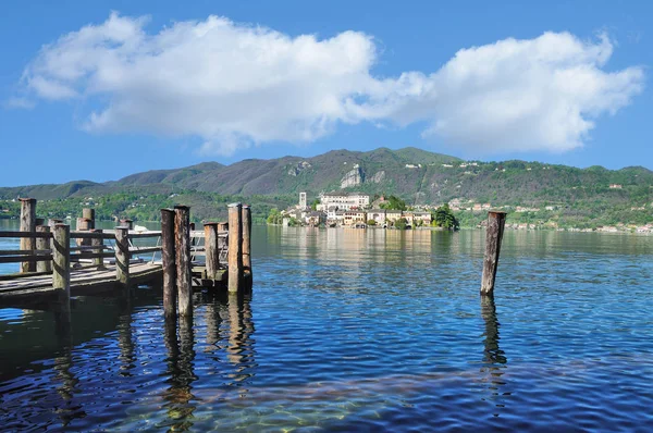 在意大利皮埃蒙特的奥尔塔湖上查看从奥尔塔到圣 — 图库照片