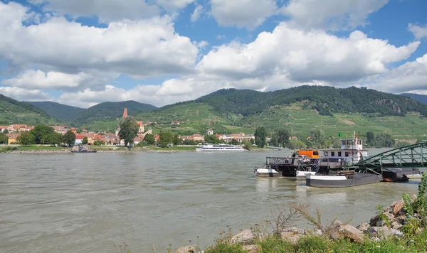 奥地利下角瓦豪河谷多瑙河的 Wachau Weissenkirchen 葡萄酒村 — 图库照片