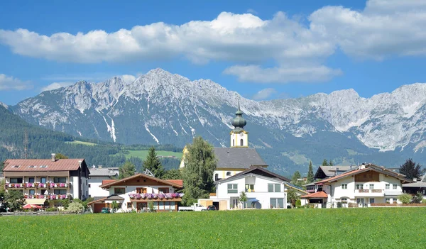 Dorp Van Soell Tirol Met Kaisergebergte Berg Wilder Kaiser Achtergrond — Stockfoto
