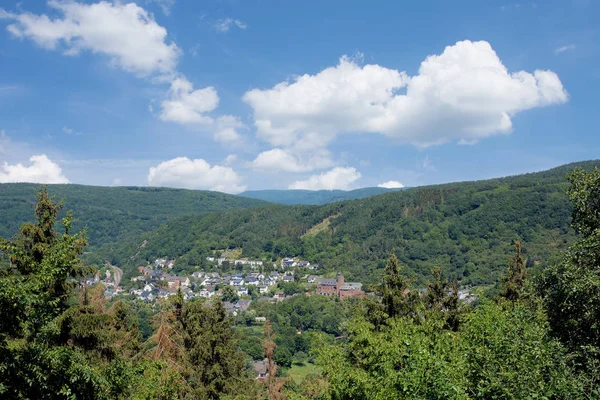 Heimbach falu az Eifel Nemzeti Parkban, Észak-Rajna-Vesztfália, Németország — Stock Fotó