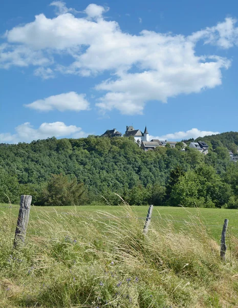 Aldeia de Wildenburg em Eifel perto de Hellenthal, Renânia do Norte westphalia, Alemanha — Fotografia de Stock