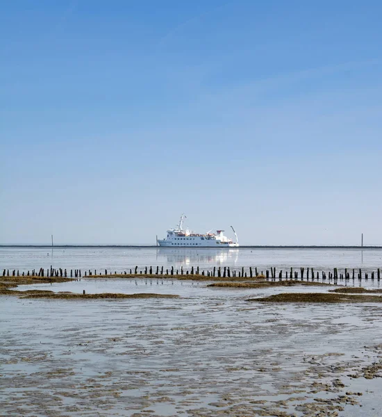 Ferry entre Wangerooge e Harlesiel, Mar do Norte, Alemanha — Fotografia de Stock