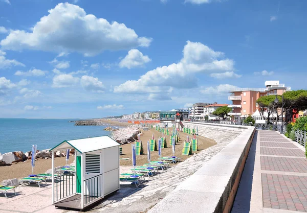 Paseo marítimo de Caorle, mar adriático, Véneto, Italia — Foto de Stock