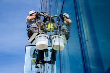 Endüstriyel dağcılar silikon kauçuk dönemde binanın cam cephe arasında için başvuruyorsanız.