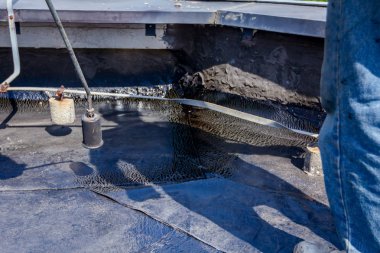 Isıtma ve alev tarafından bitüm yüzeyden Gaz Meşalesi erime ile çatı hissettim.