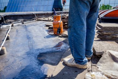 Isıtma ve alev tarafından bitüm yüzeyden Gaz Meşalesi erime ile çatı hissettim.