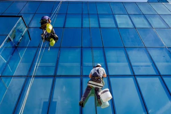 Gli Arrampicatori Industriali Stanno Applicando Silicone Alla Giuntura Gomma Tra — Foto Stock