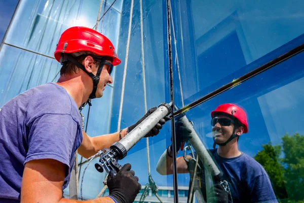 Endüstriyel dağcı silikon kauçuk dönemde cam cephe bina arasında uygulanıyor.