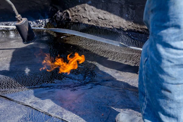 Dachfilz Mit Erwärmung Und Schmelzen Der Bitumenoberfläche Durch Flamme Aus — Stockfoto