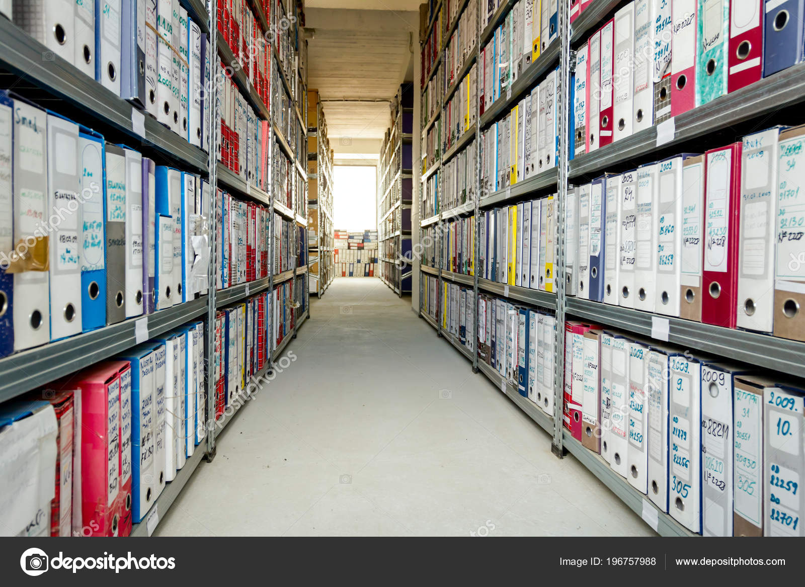 Обеспечение архивного хранения документов. Хранение технической в архиве. Хранилища национального архива. Архивное хранение документов. Оборудование архивохранилищ.