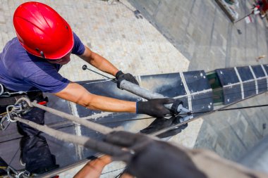 Endüstriyel dağcı silikon kauçuk dönemde cam cephe bina arasında uygulanıyor.