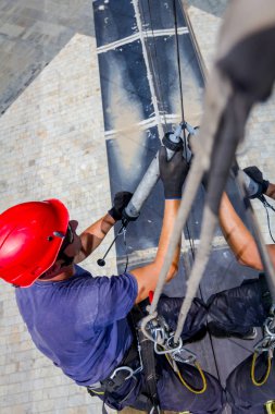 Endüstriyel dağcı silikon kauçuk dönemde cam cephe bina arasında uygulanıyor.