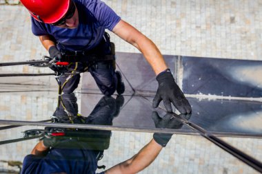 Portre görünümünde silikon windows ile işaret parmağı arasında eklem üzerinde smear.