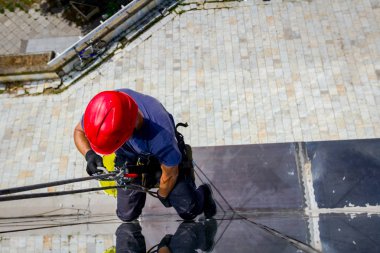 Endüstriyel dağcı, alpinist, tırmanma dişli, Emanet ipleri hazırlanıyor uyum sağlıyor..