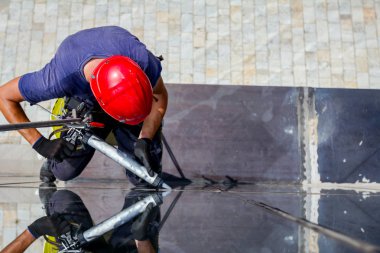 Endüstriyel dağcı silikon kauçuk dönemde cam cephe bina arasında uygulanıyor.