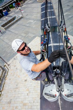 Portre görünümünde silikon windows ile işaret parmağı arasında eklem üzerinde smear.
