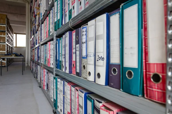 Tumpukan Berkas Dan Dokumen Yang Ditempatkan Rak Buku Dengan Folder — Stok Foto