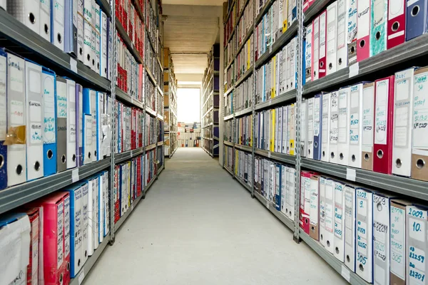 Aktenstapel Und Papierkram Bücherregalen Mit Ordnern Und Dokumenten Ordnerarchiv Abstellraum — Stockfoto