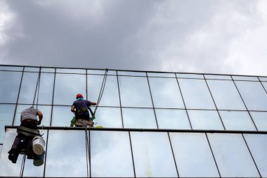 Endüstriyel dağcılar silikon kauçuk dönemde binanın cam cephe arasında için başvuruyorsanız.