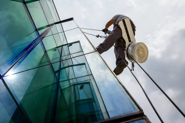 Escalador Industrial Alpinista Está Ajustando Equipo Escalada Preparando Cuerdas Seguridad —  Fotos de Stock