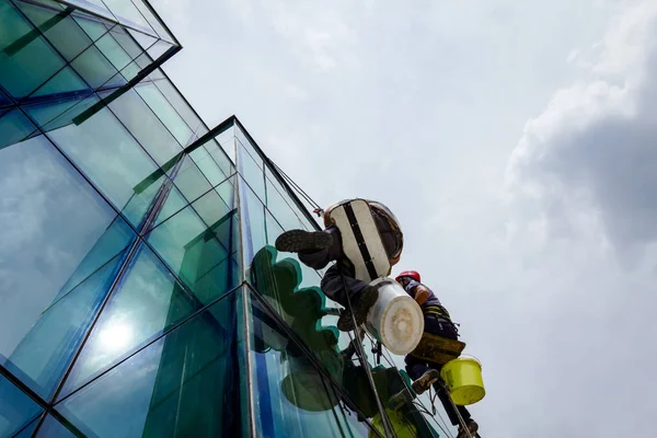 Los Escaladores Industriales Están Aplicando Silicona Unión Caucho Entre Fachada —  Fotos de Stock