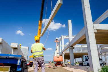 Çalışan mobil vinç halat boyu derleme büyük inşaat için beton kiriş yönetmek için yardımcı oluyor.