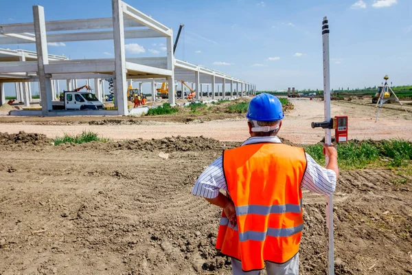 Zrenjanin Vojvodina Serbia Abril 2018 Trabajador Construcción Sostiene Barra Nivelación — Foto de Stock