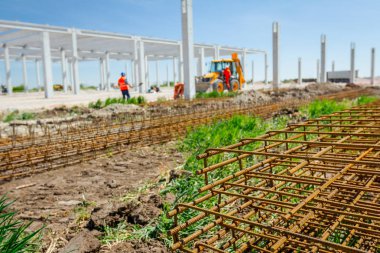 Temel metal profil bükümlü ve bağlı güçlendiren çubuk bir dikdörtgen şeklinde yapılmış.