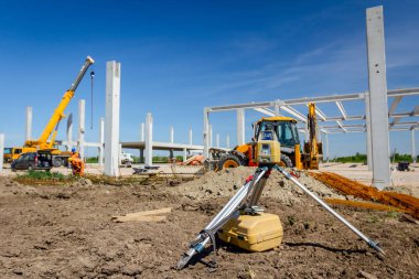 Diğer aygıtları inşaat sahasına seviyelendirmek için lazerli toplam merkez aygıtı.