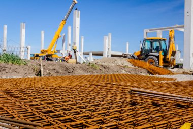 Paslı kare takviye beton, inşaat alanı için arka planda görünümdür.